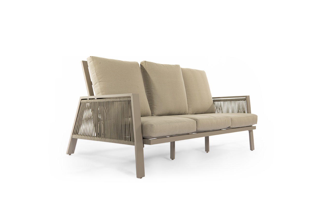 ספה תלת מושבית בעיצוב חבלים מסוגנן